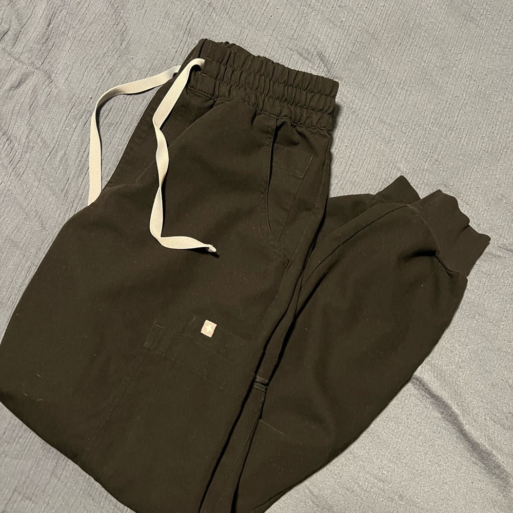FIGS Women Black scrub relaxed joggers